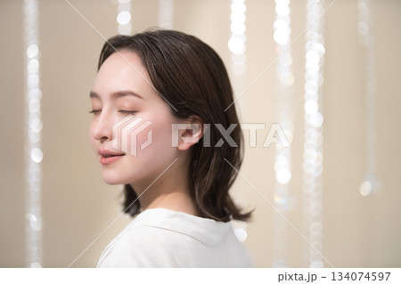 セミロングの若い女性のビューティーイメージ 134074597