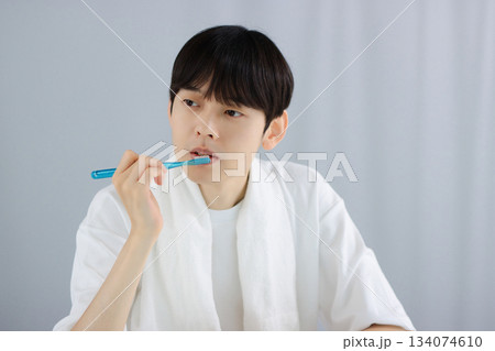 オーラルケア　歯ブラシを持つ若い男性 134074610