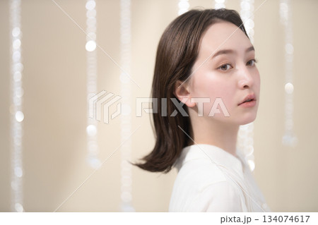 セミロングの若い女性のビューティーイメージ 134074617