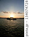 瀬戸内フェリー旅、夕陽の中をどんぶらこ 134074728