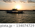 瀬戸内フェリー旅、夕陽の中をどんぶらこ 134074729