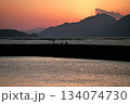 離島の夕焼けと釣り人、晩めし釣ってる 134074730