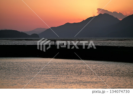 離島の夕焼けと釣り人、晩めし釣ってる 離島の夕焼けと釣り人、晩めし釣ってる 134074730