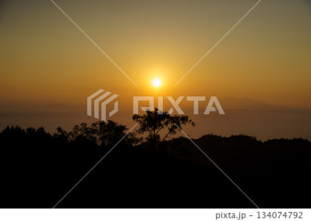 静寂の朝焼けに祈る 134074792