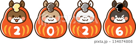 笑っている並んだ4体の午のだるま　2026年 134074808