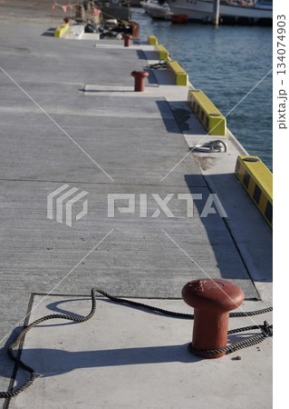 漁港に置かれた係船柱 134074903