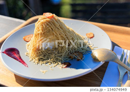 岐阜県八百津　金糸のように繊細な栗ペーストの生モンブランケーキ 134074949