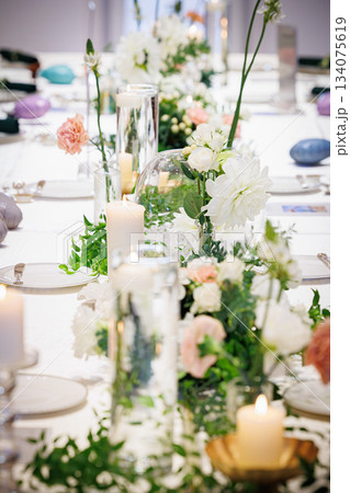テーブルに置かれた花フラワーコーディネート 134075619