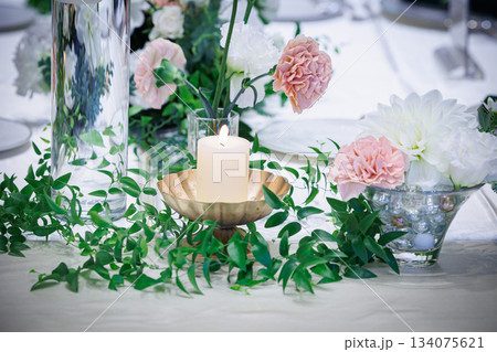 テーブルに置かれた花フラワーコーディネート 134075621