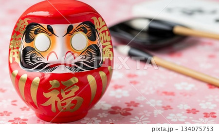「福」の文字が入った赤い達磨(だるま)と書き初めの筆(小豆色の和柄背景) 「福」の文字が入った赤い達磨(だるま)と書き初めの筆(小豆色の和柄背景) 134075753