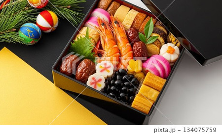 エビや黒豆、伊達巻などの豪華な料理が詰められたおせち（御節）のクローズアップ 134075759