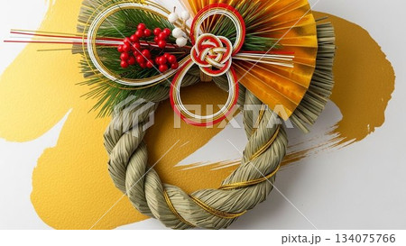 金色の背景に飾られた日本の伝統的なお正月飾り（注連飾り） 134075766