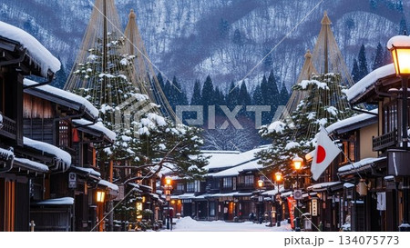雪化粧の日本の古い街並みと山並み（冬、観光、旅館、提灯） 134075773