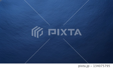 濃紺の紙質テクスチャ背景素材（落ち着いた和風カラー） 134075795