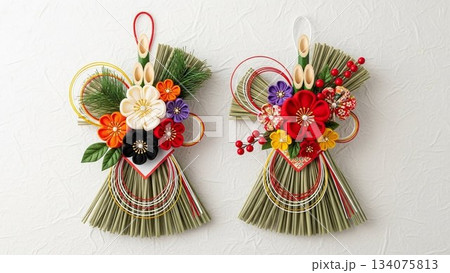 華やかな花と水引をあしらった正月用しめ縄飾りの写真 134075813