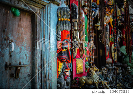 エキゾチックな雑貨屋の店先　カトマンズの路地裏 134075835