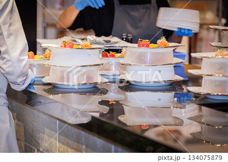 フレンチのキッチンで働くシェフの素材画像 134075879