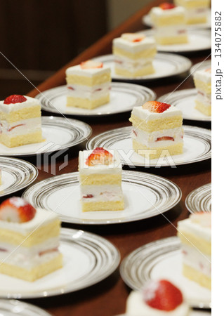 皿に並べられたショートケーキの画像 ビッフェ 皿に並べられたショートケーキの画像 ビッフェ 134075882