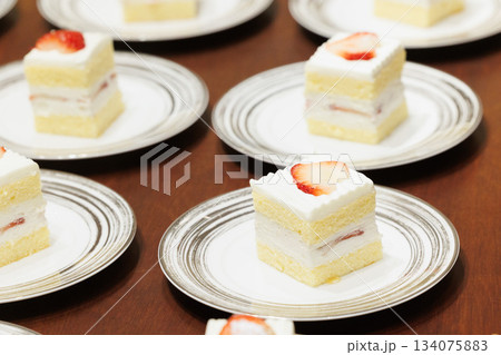 皿に並べられたショートケーキの画像 ビッフェ 皿に並べられたショートケーキの画像 ビッフェ 134075883