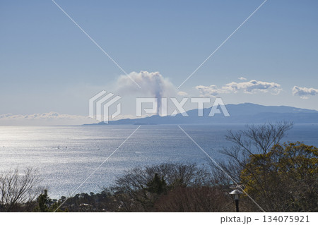 【神奈川県】湘南平からの伊豆半島を眺める・大室山の山焼き 【神奈川県】湘南平からの伊豆半島を眺める・大室山の山焼き 134075921