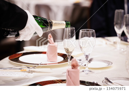 フォーマルな飲食店でシャンパンを注ぐイメージ画像 134075971