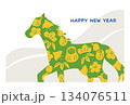 和風のおめでたい模様をあしらった馬のシルエットの年賀状のベクターイラスト 134076511