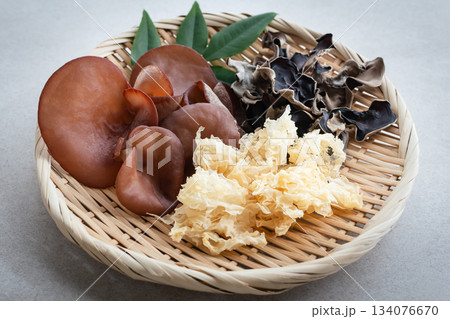 きくらげ 白キクラゲと乾燥キクラゲと生キクラゲ きくらげ 白キクラゲと乾燥キクラゲと生キクラゲ 134076670