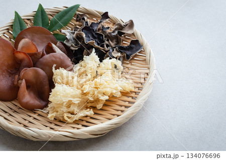 きくらげ　白キクラゲと乾燥キクラゲと生キクラゲ 134076696