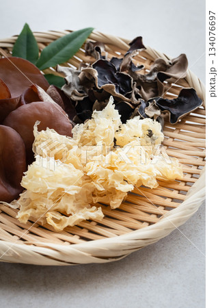 きくらげ　白キクラゲと乾燥キクラゲと生キクラゲ 134076697