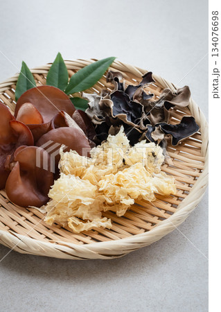 きくらげ　白キクラゲと乾燥キクラゲと生キクラゲ 134076698