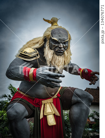 バリ島の伝統的な行事　オゴオゴの風景 134076771