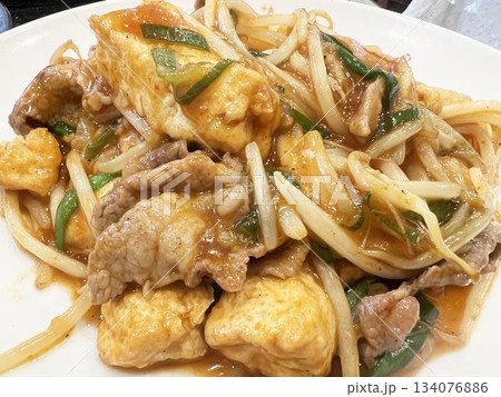 美味しそうな揚げ出し豆腐を使った麻婆豆腐 134076886