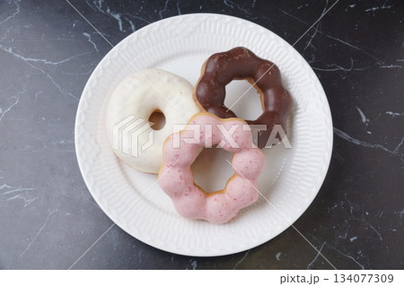 チョコ・イチゴドーナツ チョコ・イチゴドーナツ 134077309