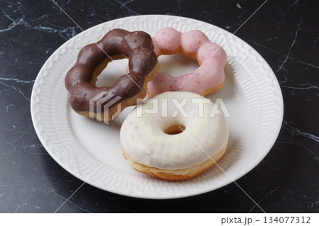 チョコ・イチゴドーナツ チョコ・イチゴドーナツ 134077312