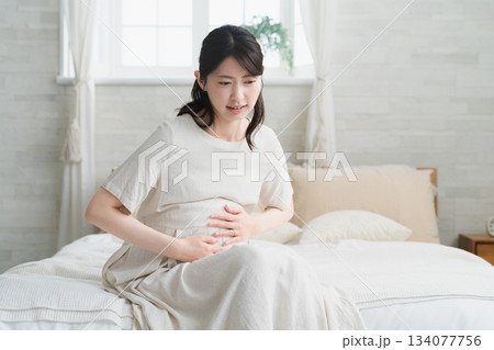 ベッドでくつろいでいる妊婦 ライフスタイルイメージ ベッドでくつろいでいる妊婦 ライフスタイルイメージ 134077756