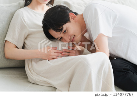 妊婦のお腹に耳を当てる夫　ライフスタイルイメージ 134077767