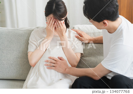 情緒不安定な妊婦に寄り添う夫　ライフスタイルイメージ 134077768