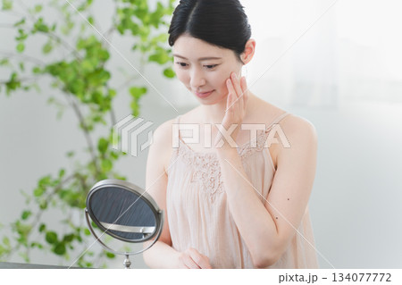 スキンケアをする若い女性　ビューティーイメージ 134077772