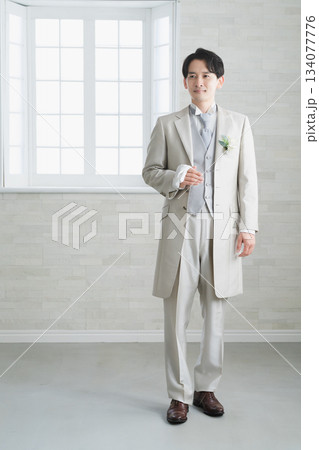 タキシードを着ている新郎　ウエディングイメージ 134077776