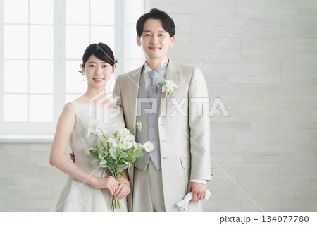 ドレス姿の新婦とタキシード姿の新郎 ウエディングイメージ ドレス姿の新婦とタキシード姿の新郎 ウエディングイメージ 134077780