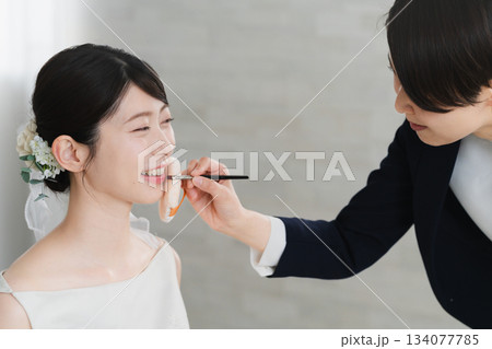 メイクアップされている新婦 ウエディングイメージ メイクアップされている新婦 ウエディングイメージ 134077785