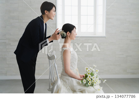ヘアメイクをされている新婦 ウエディングイメージ ヘアメイクをされている新婦 ウエディングイメージ 134077786