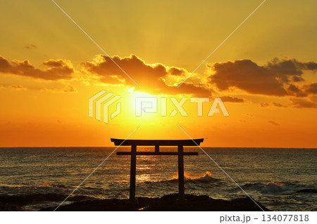 茨城県 大洗磯前神社からの初日の出 茨城県 大洗磯前神社からの初日の出 134077818