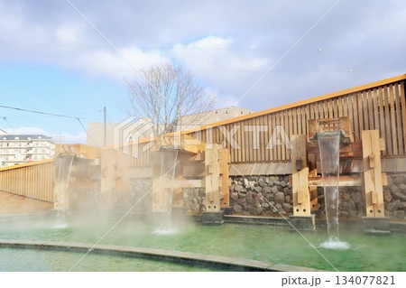 群馬県　草津　温泉門と足湯 134077821
