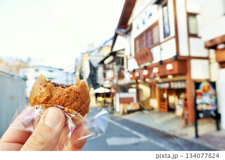 群馬県　草津　温泉まんじゅう食べ歩き 134077824