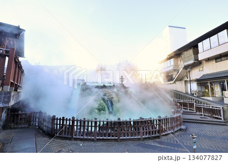 群馬県　草津　市街地の湯畑 134077827