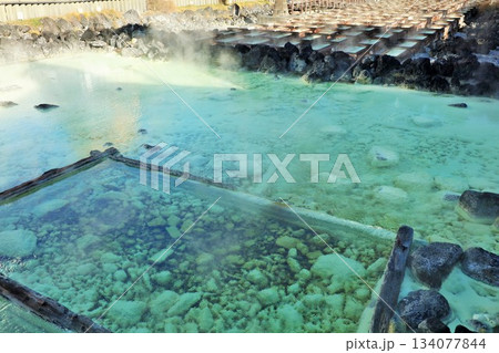 群馬県　草津　市街地の湯畑 134077844