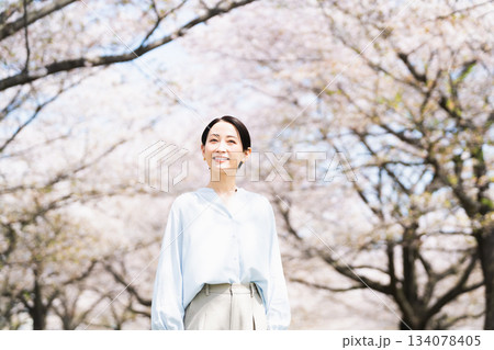 桜を見上げる若い女性　ライフスタイルイメージ 134078405