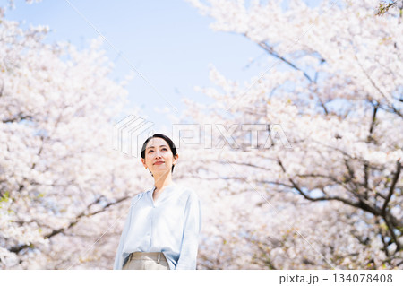 桜を見上げる若い女性　ライフスタイルイメージ 134078408