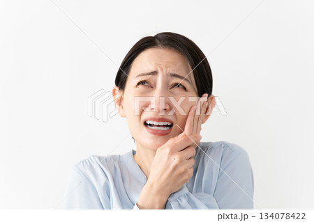 長袖シャツを着ている女性　ライフスタイルイメージ 134078422